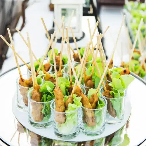 Satay de pollo en salsa de cacahuates