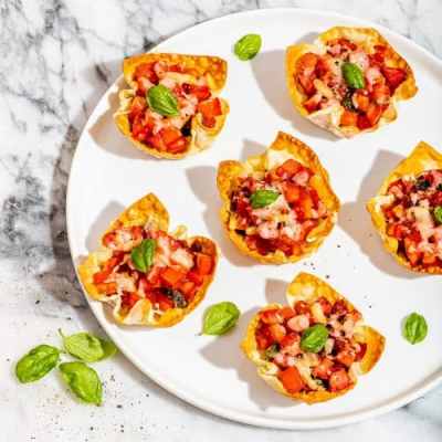 cestitas de tomate, queso y albahaca