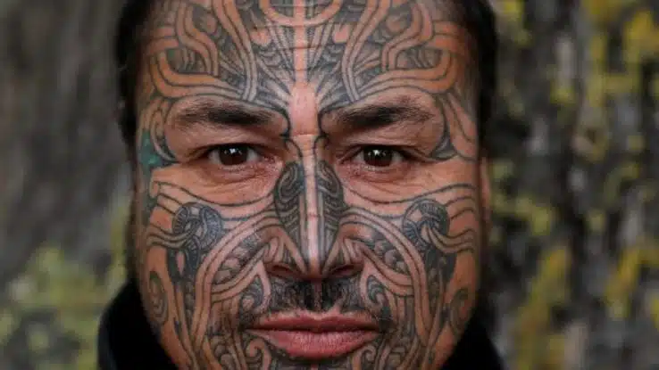 Hombre maori con la cara tatuada