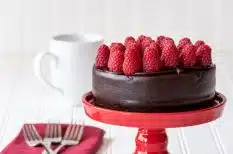 Pastel esponjoso de chocolate y frambuesas