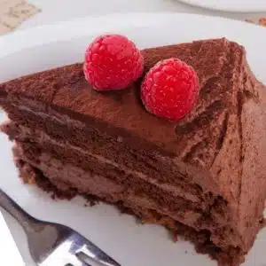 pastel de chocolate con frambuesas