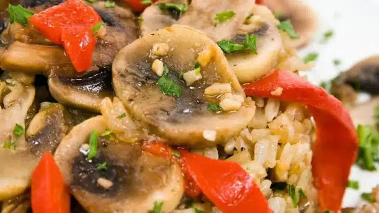 Arroz frito con champiñones y albahaca