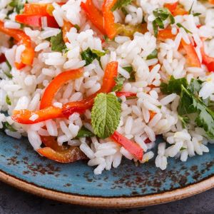 arroz frito con albahaca