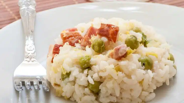arroz con tocineta y guisantes