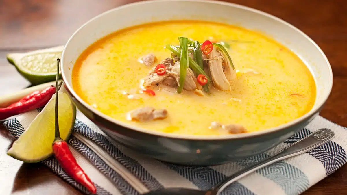Sopa tailandesa Tom kha gai