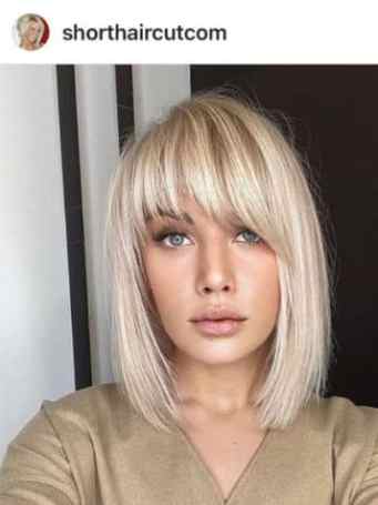 Mujer rubia con flequillo