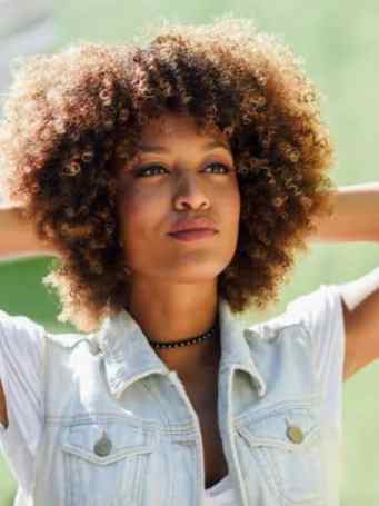 mujer con pelo rizado