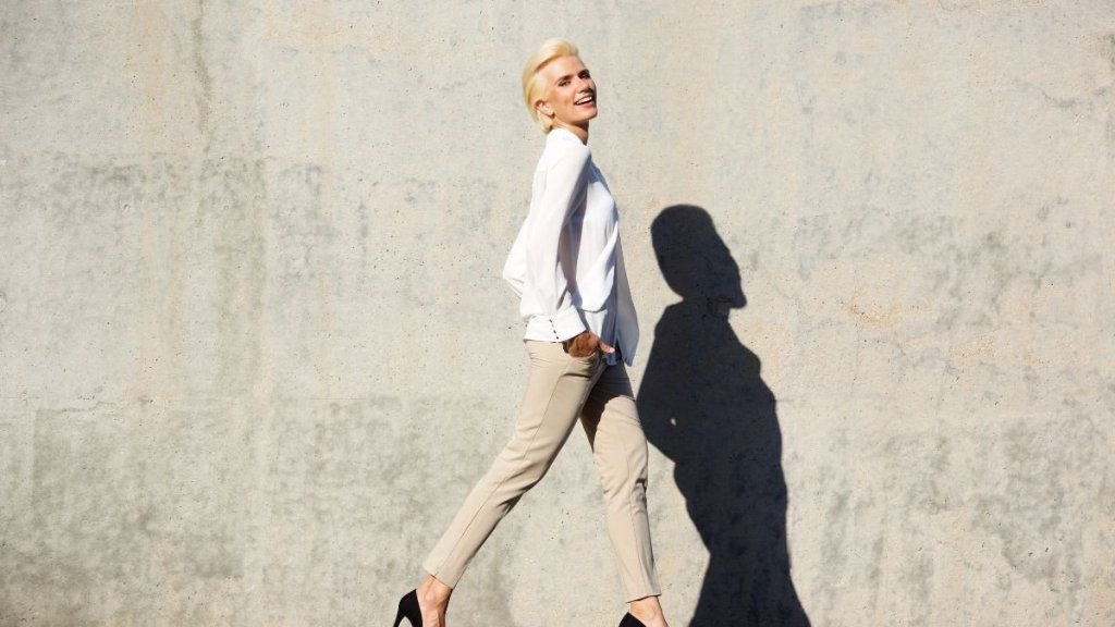 Mejora tu postura para lucir más elegante