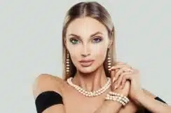 Collar de perlas, tendencia joyería 2024