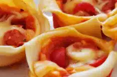 Cestitas de wonton rellenas de tomates y queso