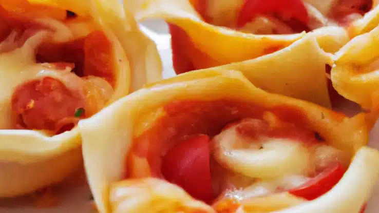 Cestitas de wonton rellenas de tomates y queso