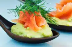 Cucharitas de aguacate y salmón ahumado