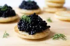 blinis con crema agria y caviar