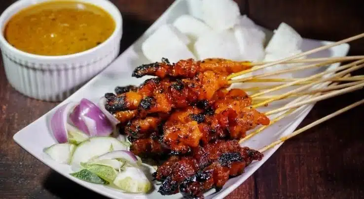 mini brochetas de pollo satay con salsa de maní