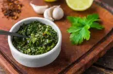 Imagen de un delicioso plato con salsa chermoula casera