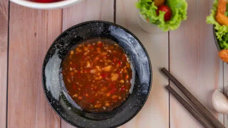 Plato con salsa tailandesa Salsa Nam Jim Jaew